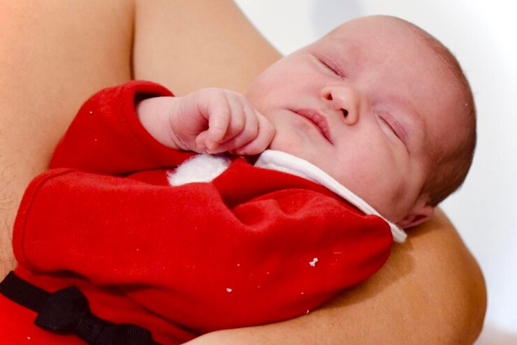 Photo section médiane du père tenant le bébé à la maison