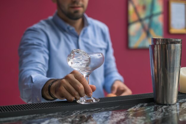 Photo section médiane du verre de boisson d'une femme