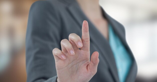 Section médiane de l'écran tactile de femme d'affaires