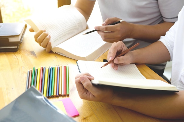 Une section médiane d'étudiants étudiant sur une table