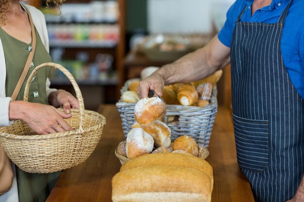 Section médiane d'une femme achetant du pain dans une boulangerie