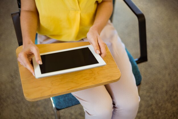 Section médiane de la femme d'affaires à l'aide d'une tablette numérique