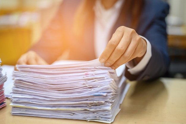 Section médiane d'une femme d'affaires avec des documents sur son bureau au bureau