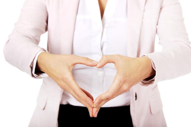 Photo section médiane d'une femme d'affaires faisant des gestes en forme de cœur sur un fond blanc
