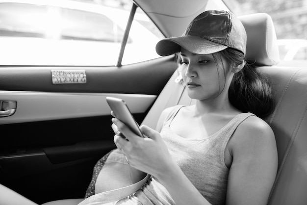 Photo section médiane d'une femme assise dans une voiture