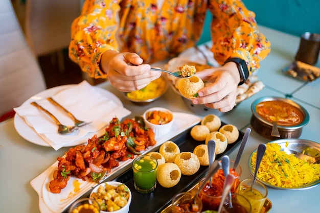 Section médiane d'une femme ayant de la nourriture sur la table