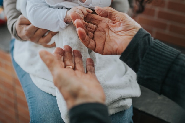 Photo section médiane d'une femme avec un bébé et une grand-mère