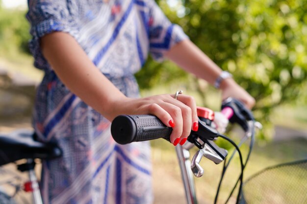 Photo section médiane d'une femme avec une bicyclette