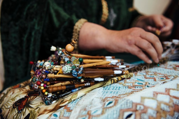 Section médiane d'une femme avec des bijoux sur la table