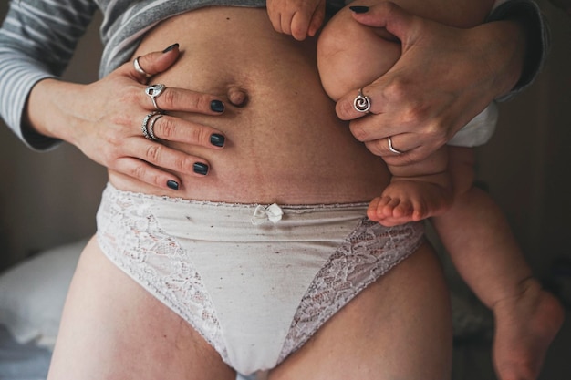 Section médiane d'une femme avec les bras levés