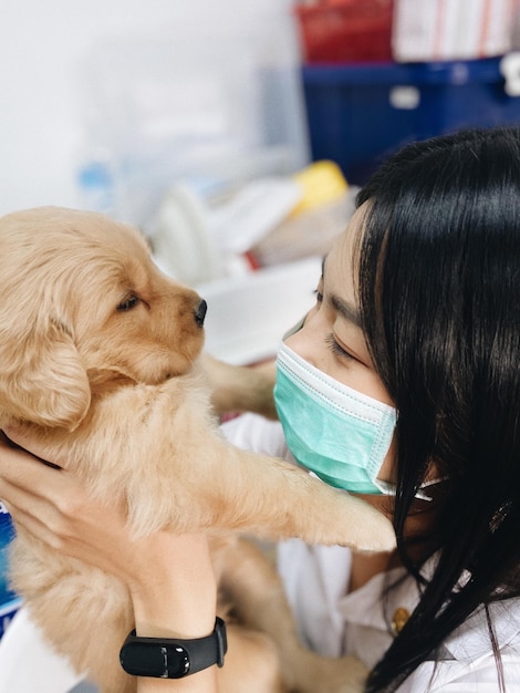 Section médiane d'une femme avec un chien