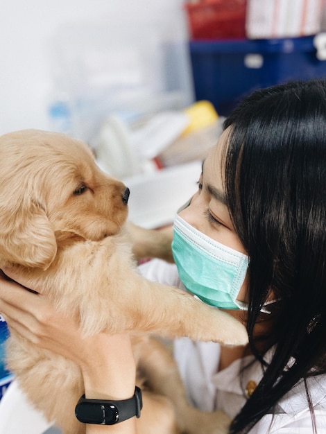 Photo section médiane d'une femme avec un chien