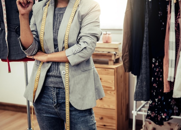 Photo section médiane d'une femme debout dans un magasin