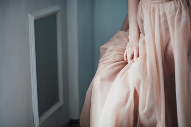 Section médiane d'une femme debout à la maison