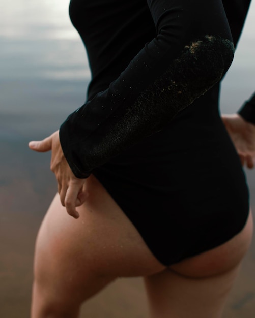 Photo section médiane d'une femme debout près de l'eau