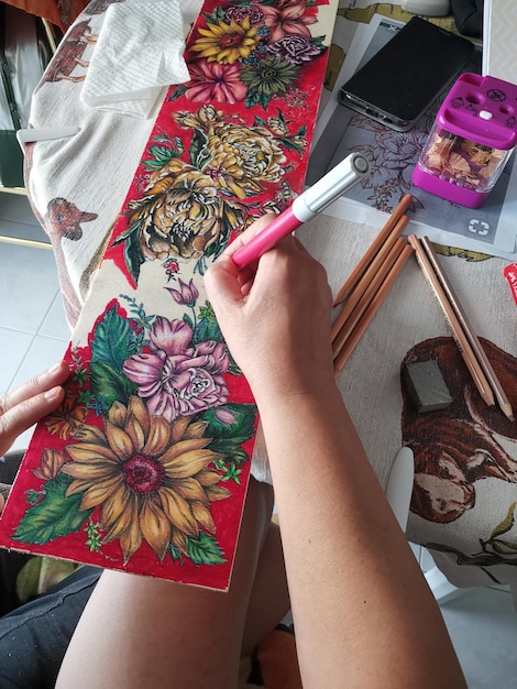 Section médiane d'une femme dessinant un motif floral