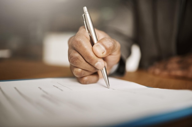 Section médiane d'une femme écrivant dans un livre
