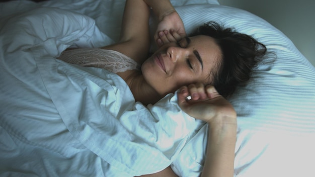 Section médiane d'une femme endormie sur le lit