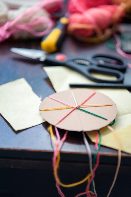 Photo section médiane d'une femme fabriquant un produit artisanal