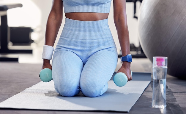 Photo section médiane d'une femme faisant de l'exercice au gymnase