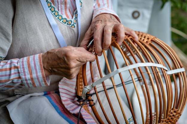 Photo section médiane d'une femme faisant un panier