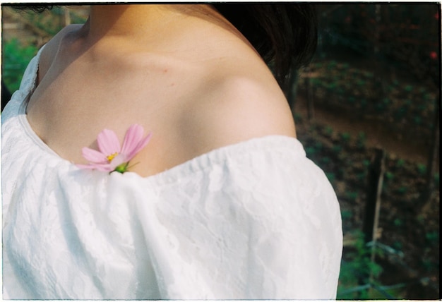 Photo section médiane d'une femme avec une fleur