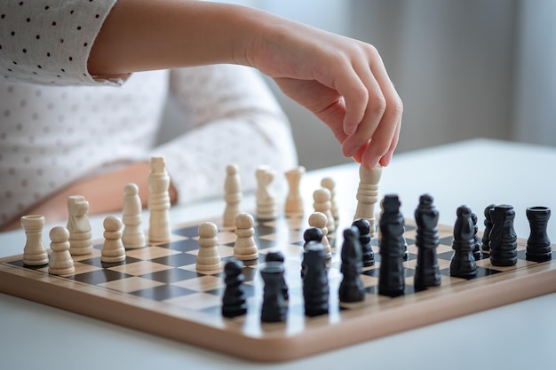 Section médiane d'une femme jouant aux échecs