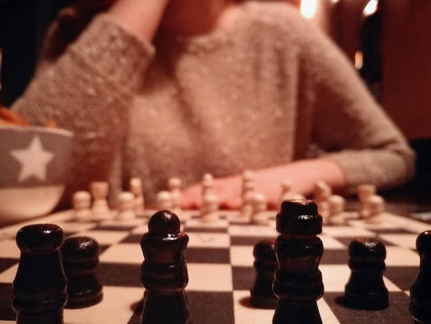 Section médiane d'une femme jouant aux échecs