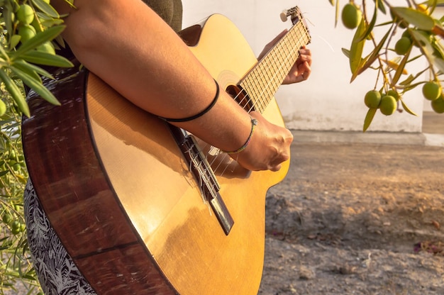 Photo section médiane d'une femme jouant de la guitare