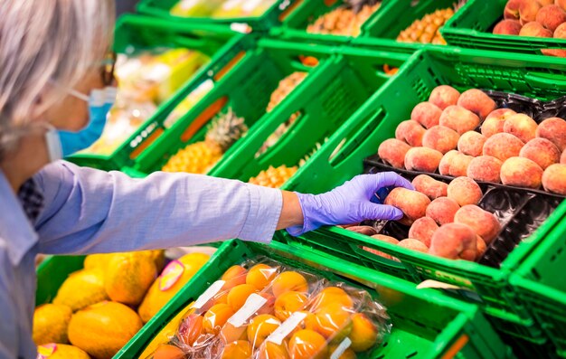 Photo section médiane d'une femme avec des légumes à vendre au marché