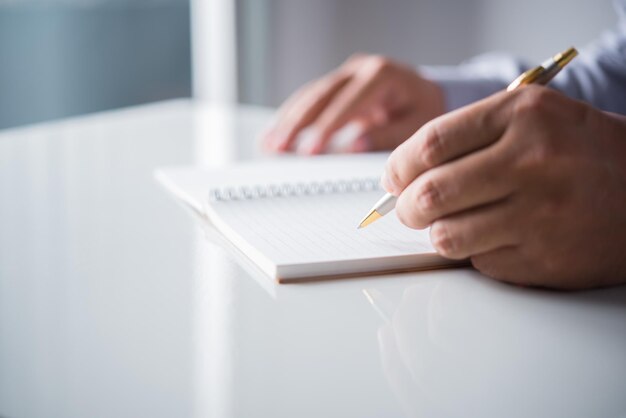 Section médiane d'une femme lisant un livre sur la table