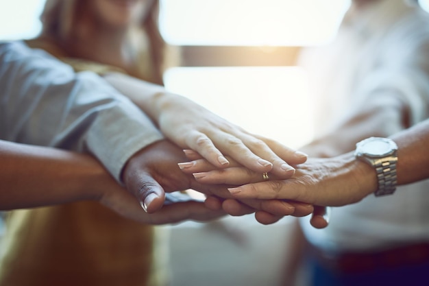 Section médiane d'une femme avec les mains sur la table