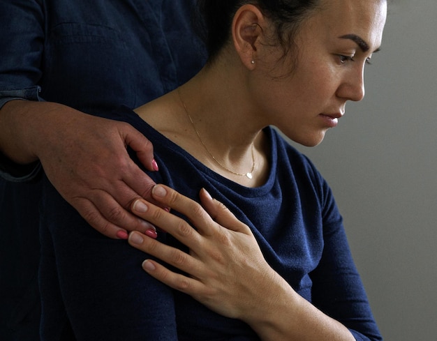 Section médiane d'une femme avec des mains
