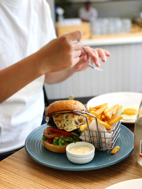 Section médiane d'une femme mangeant dans un restaurant