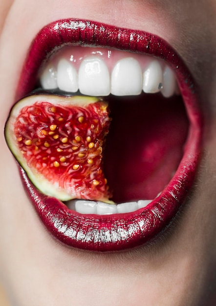 Photo section médiane d'une femme mangeant des figues