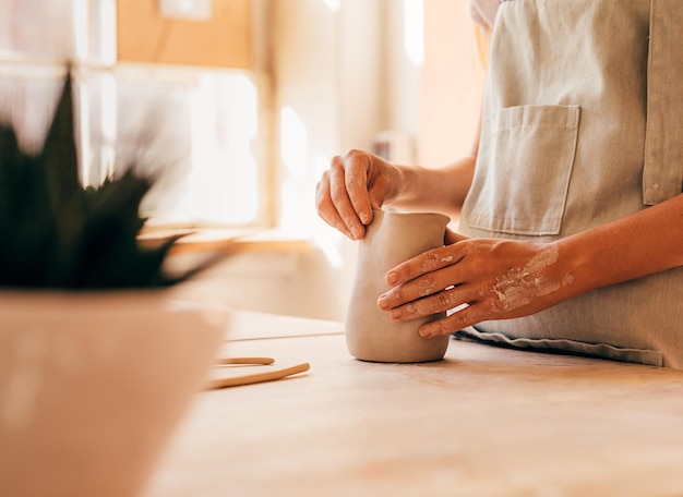 Section médiane d'une femme moulant une forme sur une table