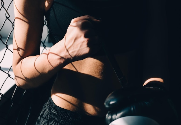 Section médiane d'une femme portant des gants de boxe