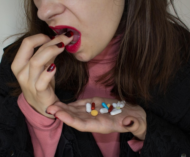 Section médiane d'une femme prenant des médicaments