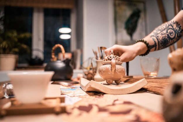 Photo section médiane d'une femme préparant de la nourriture sur la table