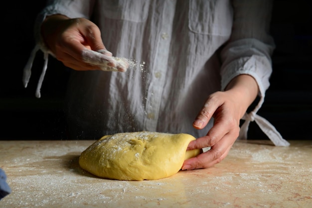 Section médiane d'une femme préparant de la nourriture