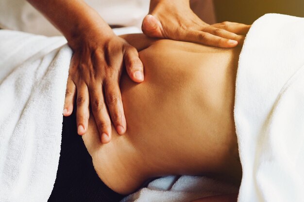 Section médiane d'une femme qui reçoit un massage