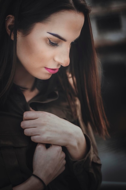 Section médiane d'une femme regardant la caméra