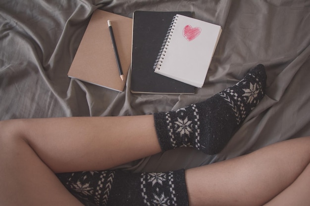 Section médiane d'une femme se reposant sur le lit