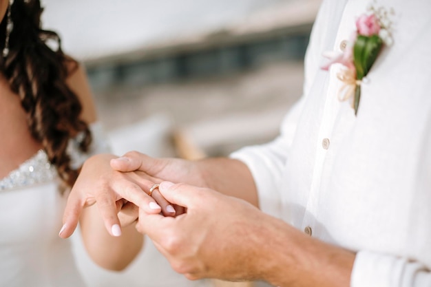 Section médiane d'une femme se tenant par la main