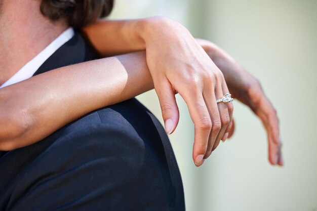 Photo section médiane d'une femme souffrant de douleurs au genou