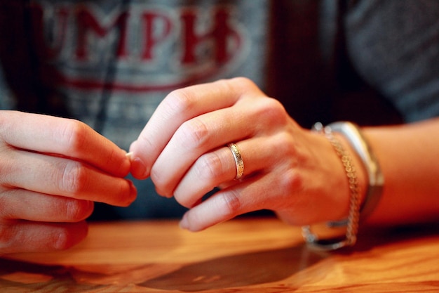 Section médiane d'une femme à table