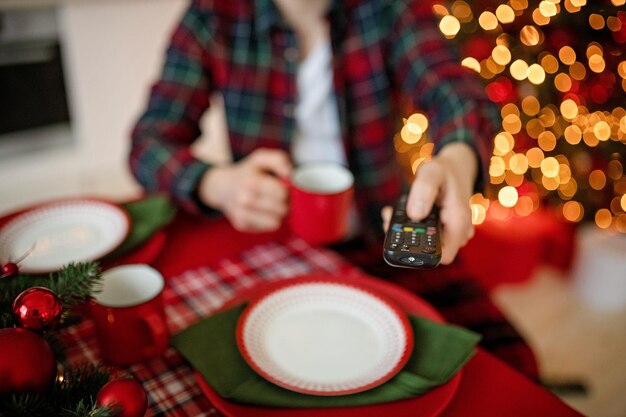 Photo section médiane d'une femme tenant un arbre de noël sur la table