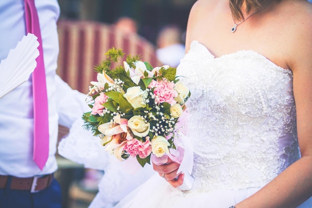 Photo section médiane d'une femme tenant un bouquet de fleurs