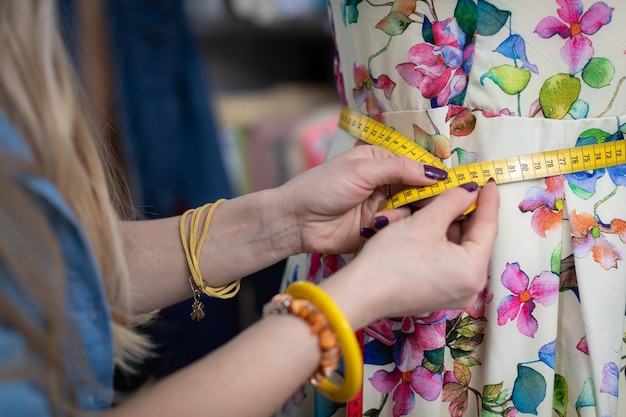 Section médiane d'une femme tenant un cadeau