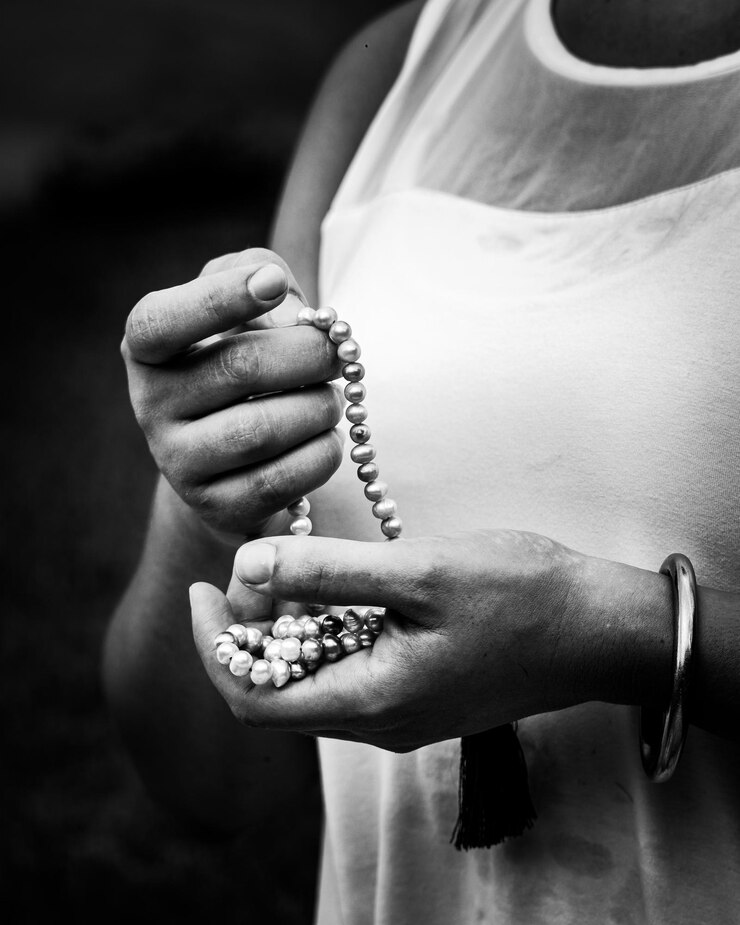 Photo section médiane d'une femme tenant un collier